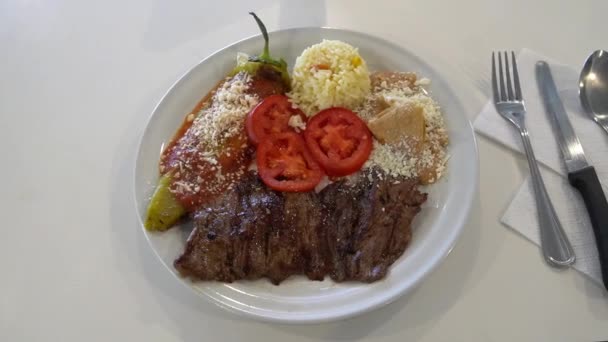 Smakelijke Flank Steak Geserveerd Met Chili Salade Groenten Een Restaurant — Stockvideo