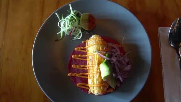 Elegante Plato Alta Cocina Servido Exuberantemente Pescado Frito Con Aguacate — Vídeo de stock