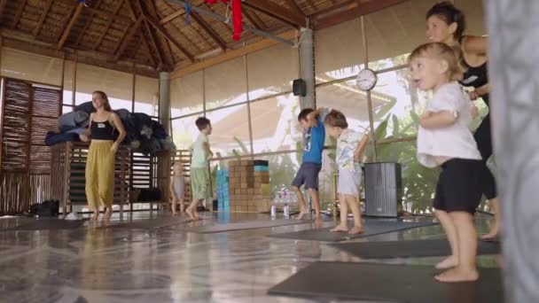 Grupo Crianças Professores Yoga Durante Suas Sessões Treinamento Tiro Ângulo — Vídeo de Stock