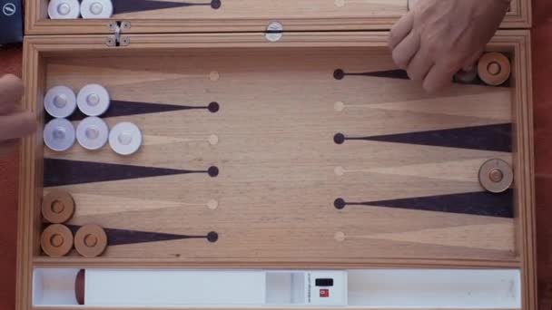 Hombre Mujer Jugando Backgammon Rodando Dice — Vídeos de Stock