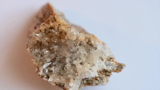 石英砂 透明的晶体 镶嵌在瑞士阿尔卑斯山的石头上 白色背景 — 图库视频影像