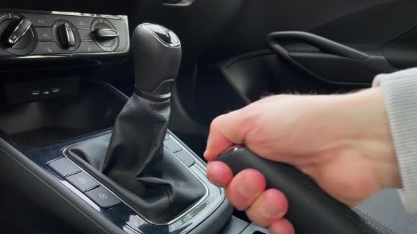 Liberación Frenado Del Freno Mano Del Coche Cambio Primera Marcha — Vídeo de stock