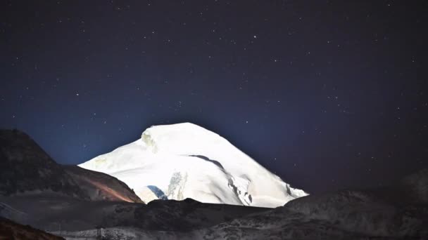 Timelapse Gwiaździsta Noc Nad Lodowatym Szczytem Oświetlonym Alpy Szwajcarskie — Wideo stockowe