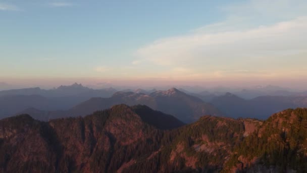 美丽的夕阳西下 从有着巨大山脉和令人难以置信的橙色地平线太平洋山脉的Deeks峰拍摄的空中无人机 加拿大不列颠哥伦比亚省4K — 图库视频影像