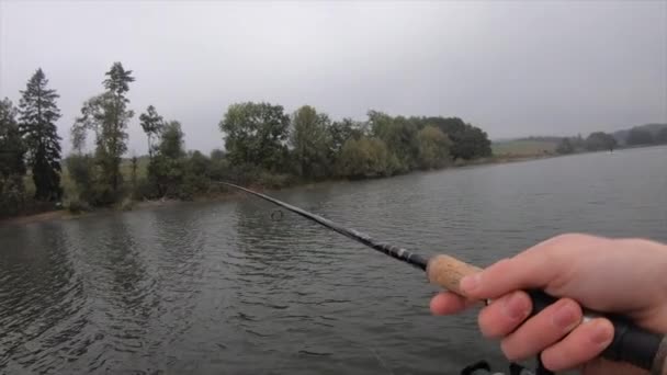Pescador Rola Lago Suíço Vaud Durante Dia Nublado Outono — Vídeo de Stock