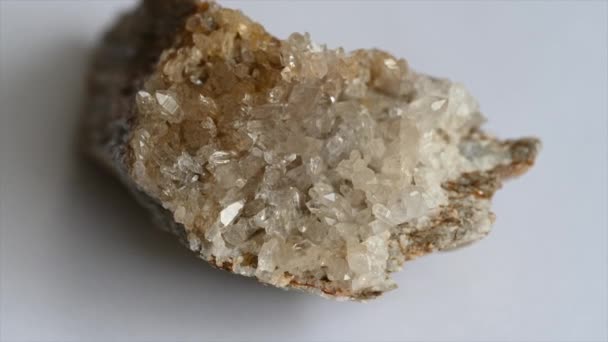 Rotación Una Piedra Incrustada Con Pequeños Cristales Transparentes Objeto Los — Vídeos de Stock