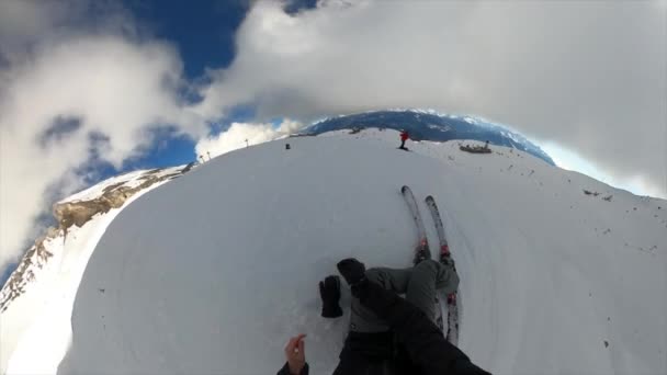 360 Gopro View Młody Sportowiec Freestyle Narciarski Wykonuje Backflip Szwajcarskich — Wideo stockowe