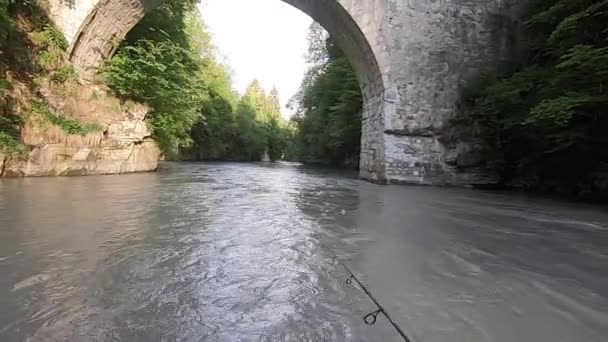 一位渔夫在瑞士阿尔卑斯山中的一条大河上钓鱼鳟鱼 — 图库视频影像