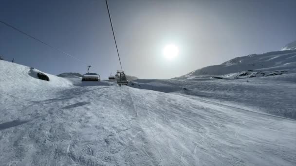 冬のスキー場 ツェルマット 日当たりの良い空の上にスイスのアルプスのチェアリフト — ストック動画