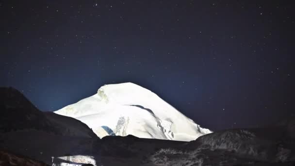 Timelapse Hvězdnatá Modrá Noc Ledovou Horou Švýcarských Alpách Osvětlená Zespodu — Stock video