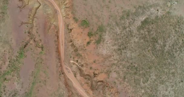 Αφρικανικός Ιζηματογενής Ποταμός Στη Μέση Της Πεδιάδας Μικρούς Τύμβους Γης — Αρχείο Βίντεο