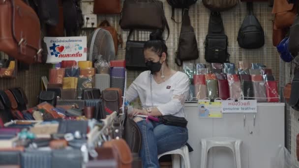 Uma Mulher Asiática Bangkok Tailândia Vendendo Produtos Couro Como Carteiras — Vídeo de Stock