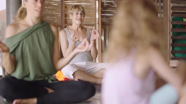 Äldre Med Andra Yogastudenter Som Tränar Handmudras Inom Ett Wellness — Stockvideo