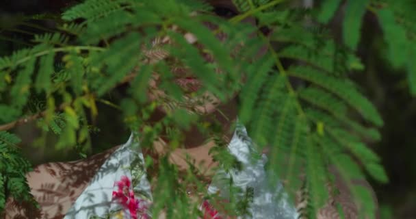 Descendo Perto Uma Jovem Parque Vestido Flor Fluindo — Vídeo de Stock