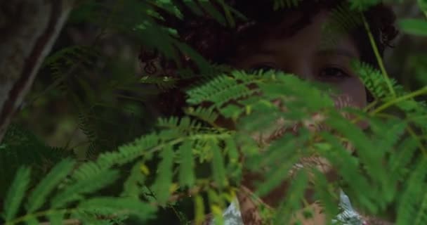 Gesichtsaufnahme Eines Braunen Augenmädchens Mit Blättern Vordergrund — Stockvideo