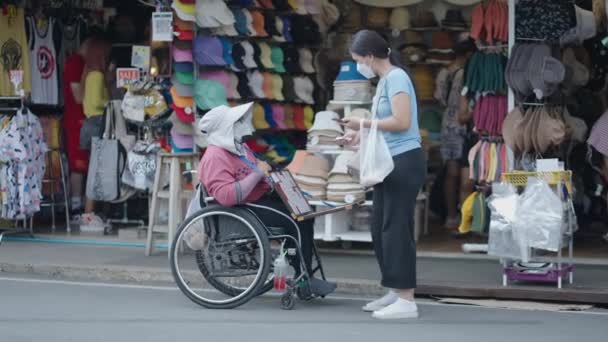 Bangkok Tayland Daki Kalabalık Chatuchak Caddesi Marketinde Tekerlekli Sandalyedeki Engelli — Stok video