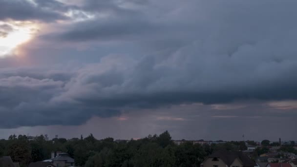 Tidsforfall Når Dramatiske Mørke Tordenskyer Beveger Seg Byens Skyline Overskyet – stockvideo