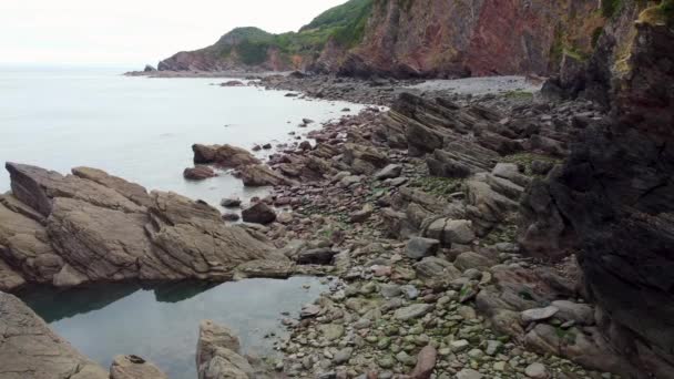 Воздушный Дрон Роки Скалами Морским Рок Бассейном Woody Bay North — стоковое видео