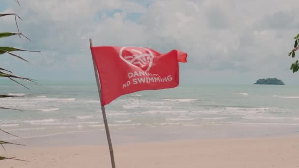 Nadar Bandera Roja Ensangrentando Viento Playa Tropical Horizonte Sobre Agua — Vídeos de Stock