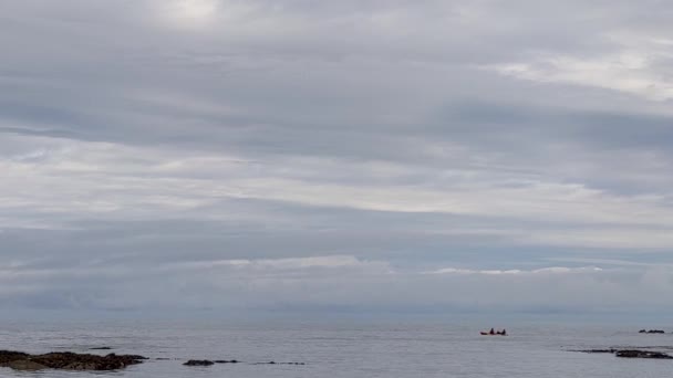 Kayakers Slowly Paddling Sea Rocks Dramatic Clouds Lee Bay Devon — Stock Video