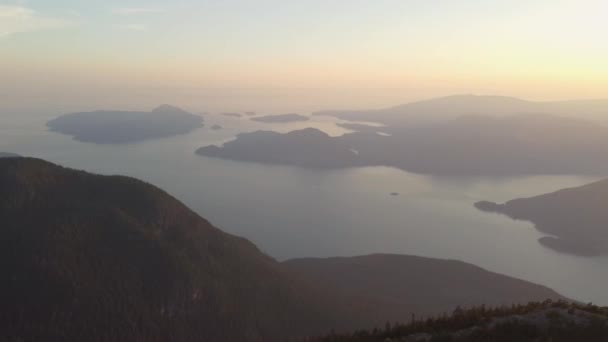 从落日落山的Deeks峰快速俯瞰空中无人机 与加拿大不列颠哥伦比亚省的岛屿和山地景观太平洋山脉显示峡湾 — 图库视频影像