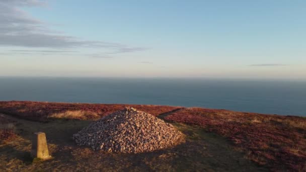 Flygdrönare Sten Röding Och Hav Med Wales Avstånd Vid Holdstone — Stockvideo