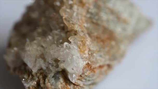 Close Van Kleine Kwartskristallen Uit Zwitserse Alpen Ingebed Een Bergsteen — Stockvideo