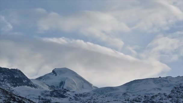 时间流逝 在瑞士阿尔卑斯山山脉结冰的山顶上 天空中飘扬的云彩 — 图库视频影像