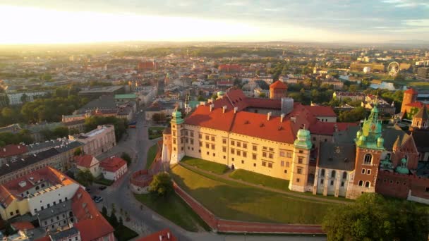 Vista Aérea Del Castillo Real Wawel Iluminado Por Sol Dorado — Vídeo de stock