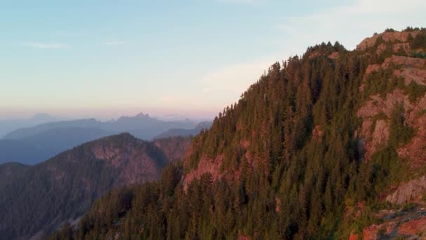 Sunset Slow Rising Aerial Drone Met Bergbomen Landschap Met Blauwe — Stockvideo