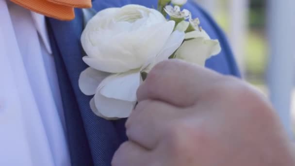 Pan Młody Dostaje Kwiaty Przypięte Przed Ceremonią — Wideo stockowe