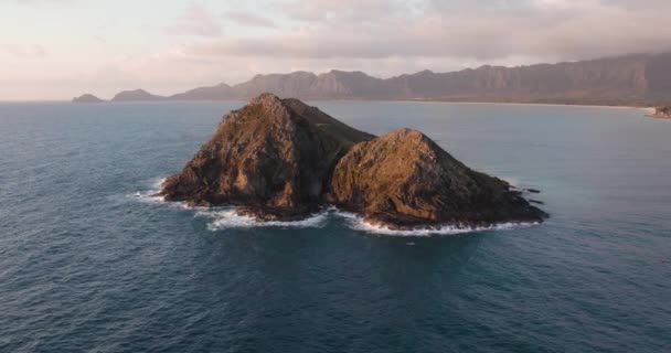 日落时分太平洋上的莫库努伊岛 夏威夷瓦胡岛的Na Mokulua群岛 空中飞行 — 图库视频影像