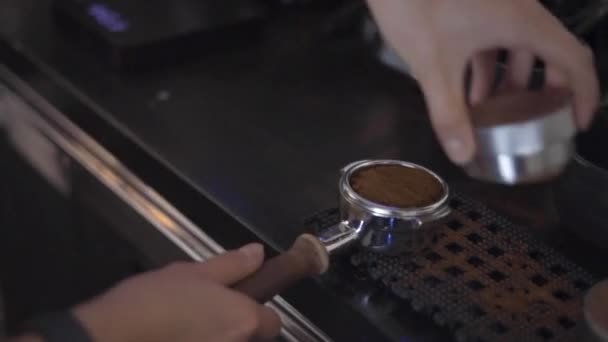 コーヒー豆はコーヒーショップで接地されている — ストック動画