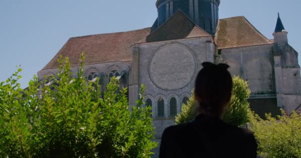 Silhouet Van Een Meisje Kijkend Naar Collgiale Saint Quiriace Kerk — Stockvideo
