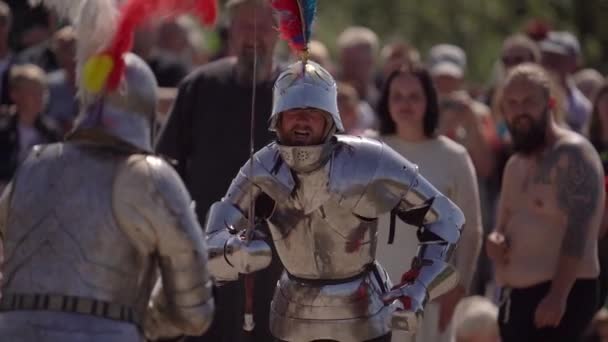 Medieval Knight Battle Armored Warriors Fighting Melee Weapons Spectators Background — Stock Video