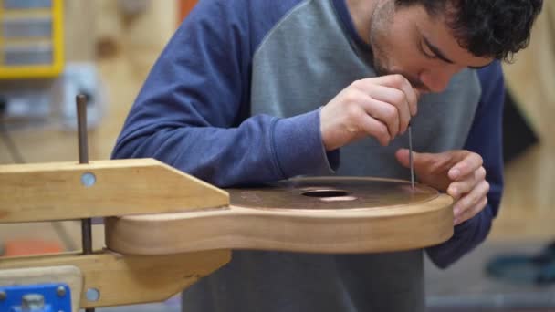 Placa Cubierta Artesanal Cuerpo Del Resonador Eléctrico Nueva Construcción Cerca — Vídeo de stock