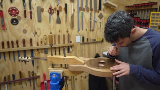 Luthier Refinando Las Ranuras Mano Archivando Placa Cubierta Adjunta Cuerpo — Vídeo de stock