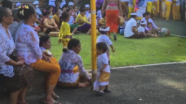 Enfants Femmes Balinais Costumes Traditionnels Temple Hindou Pendant Cérémonie Île — Video