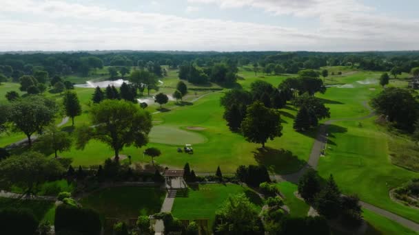 Drohnenaufnahmen Eines Golfplatzes Mit Einem Green Und Einem Golfcart — Stockvideo