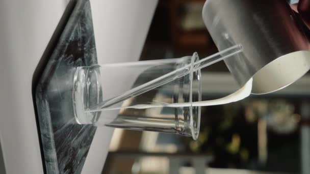 Вертикальне Відео Наповнення Веганського Молока Скляною Чашкою Скляною Соломою Повільному — стокове відео