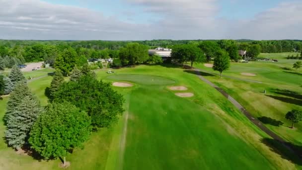 在高尔夫球杆推入一个带有绿色侧式掩体的高尔夫球场的无人驾驶照片 — 图库视频影像