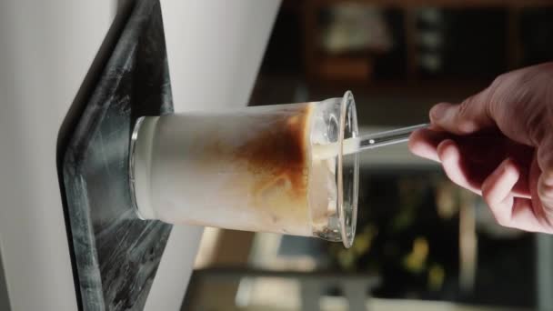 Vídeo Vertical Casa Barista Mexendo Café Leite Para Criar Leite — Vídeo de Stock