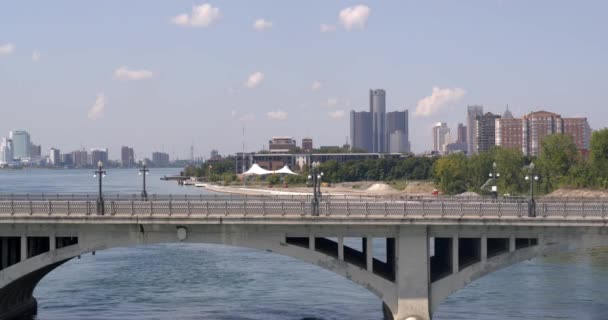 Drohnenblick Auf Detroit Vom Detroit River Aus — Stockvideo