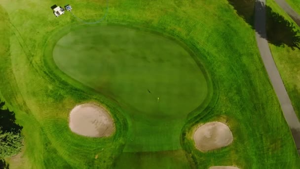 Top Drohnenschuss Eines Golf Green Mit Zwei Vorderen Grünen Seitenbunkern — Stockvideo