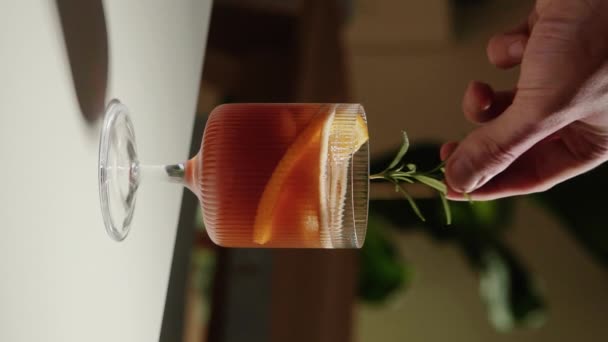 Vertikal Video Hand Menghias Tonik Espresso Dengan Cabang Rosemary Dalam — Stok Video