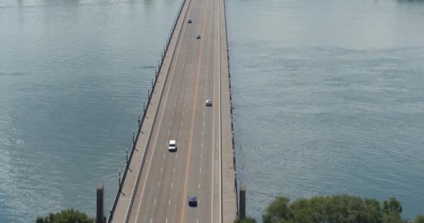 Wysoki Kąt Widzenia Samochodów Podróżujących Macarthur Bridge Detroit — Wideo stockowe