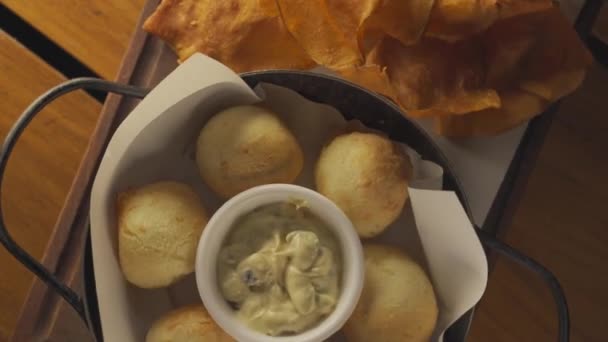 Σκόρδο Αϊόλι Ψωμάκι Κυκλικό Φαγητό Αψιά Κορυφή Προς Κάτω Πυροβόλησε — Αρχείο Βίντεο