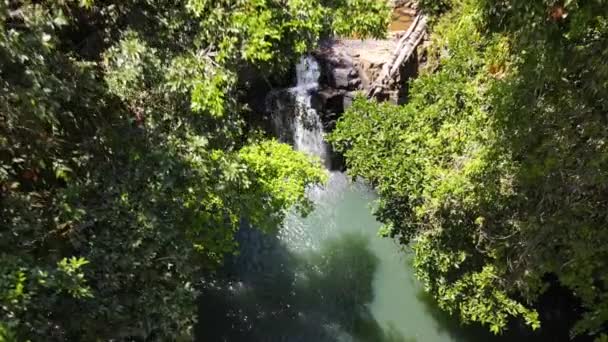 2つの滝の上に撃墜された空中クレーン降下 コスタリカ — ストック動画