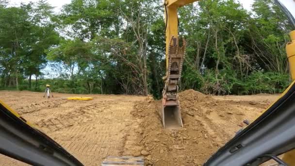 Pov Mientras Opera Una Gran Excavadora Hidráulica Para Nivelar Parte — Vídeos de Stock