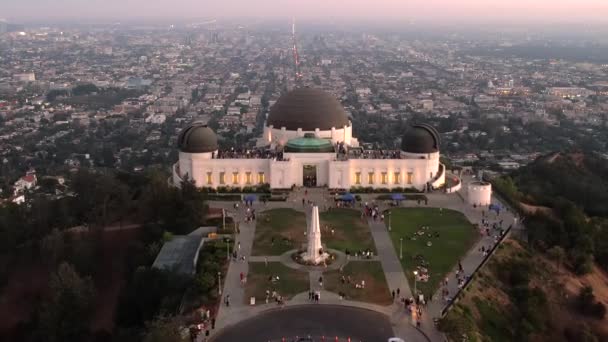 Slavná Griffithova Observatoř Hoře Hollywood Skýtá Výhled Zakouřenou Pánev Los — Stock video